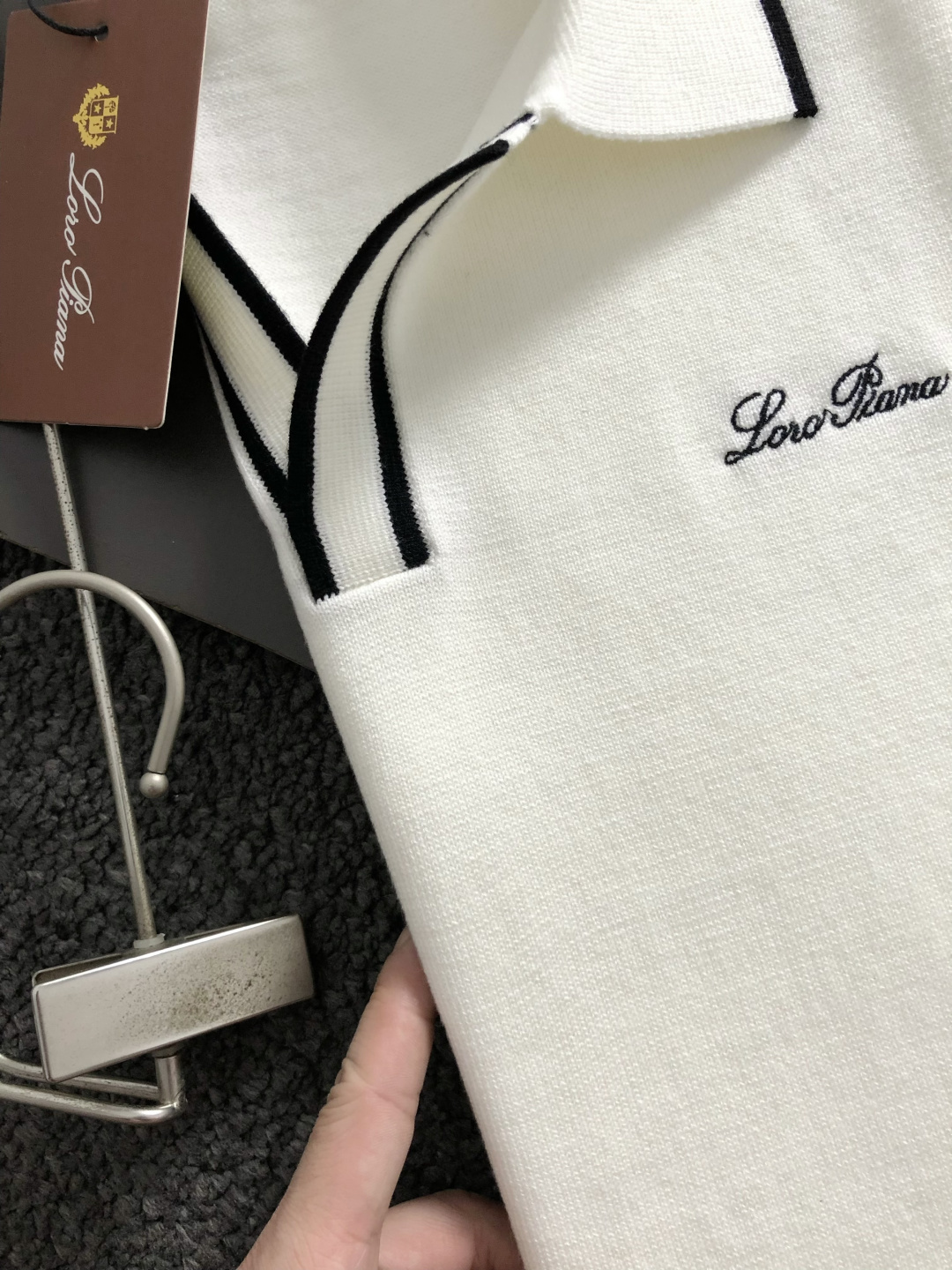 lP🆕*合身版型M-xxxl2025秋冬潮牌黑白撞色羊毛衫，以海鸥领口工艺元素点缀为主调，巧妙刺绣字母搭