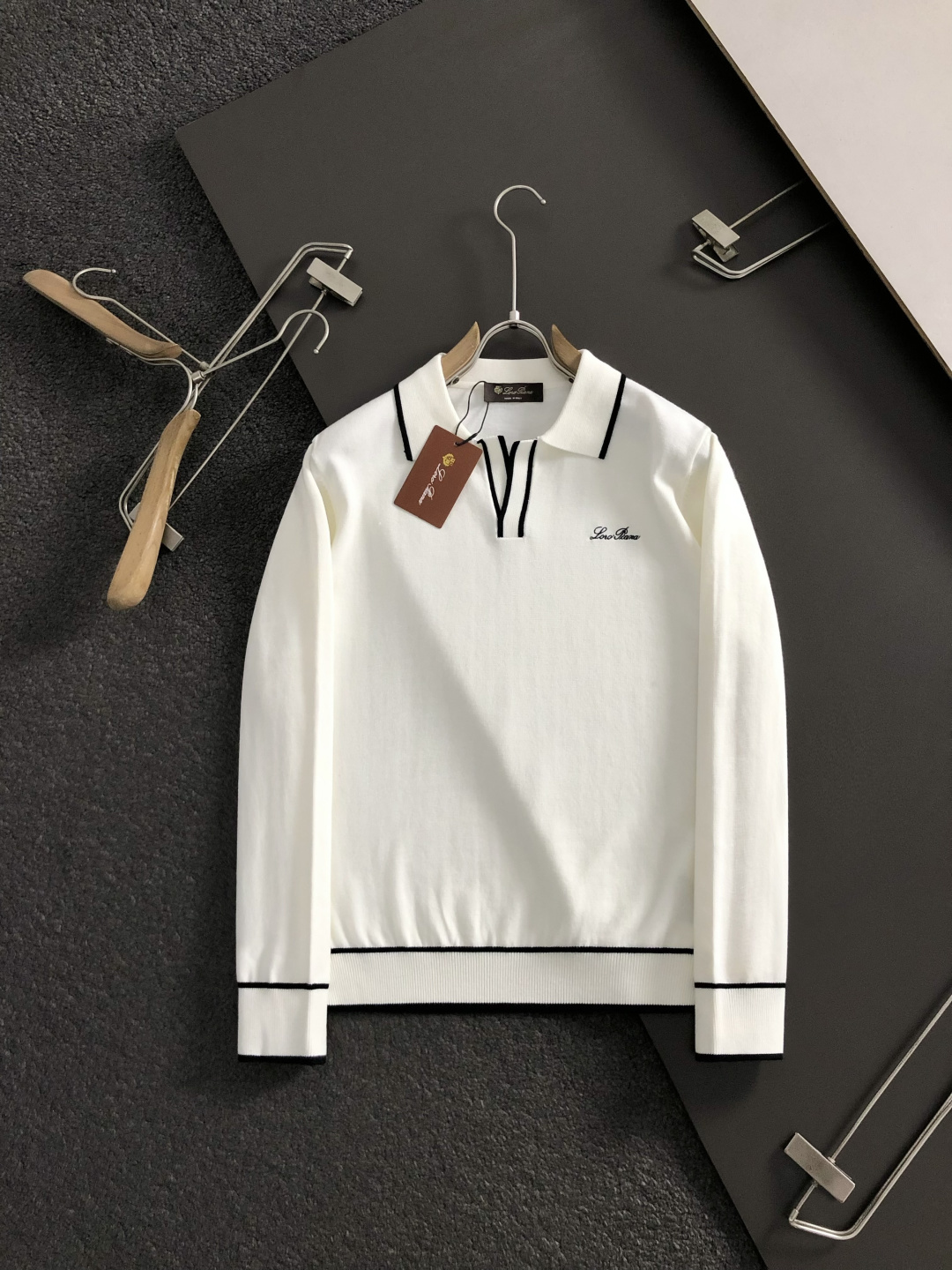 lP🆕*合身版型M-xxxl2025秋冬潮牌黑白撞色羊毛衫，以海鸥领口工艺元素点缀为主调，巧妙刺绣字母搭