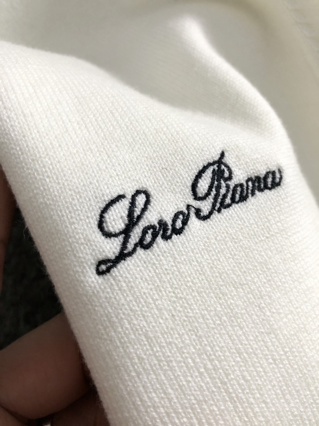 lP🆕*合身版型M-xxxl2025秋冬潮牌黑白撞色羊毛衫，以海鸥领口工艺元素点缀为主调，巧妙刺绣字母搭