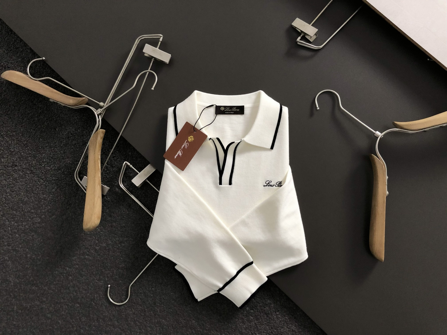 lP🆕*合身版型M-xxxl2025秋冬潮牌黑白撞色羊毛衫，以海鸥领口工艺元素点缀为主调，巧妙刺绣字母搭