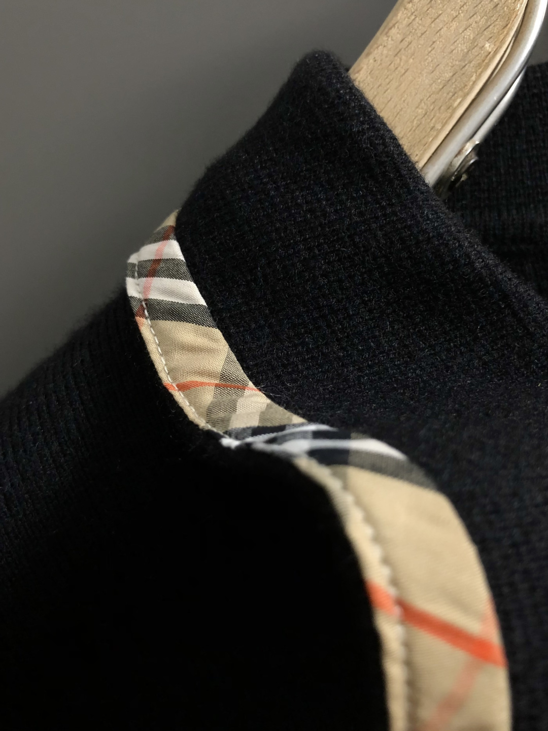 BBR**合身版型M-xxxl2025秋冬海鸥领羊毛衫，以格纹拼接工艺元素点缀为主调，巧妙融入后幅骑士贴