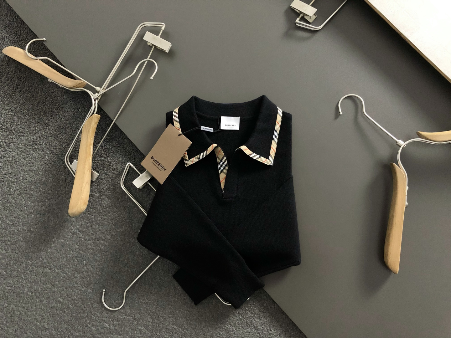 BBR**合身版型M-xxxl2025秋冬海鸥领羊毛衫，以格纹拼接工艺元素点缀为主调，巧妙融入后幅骑士贴