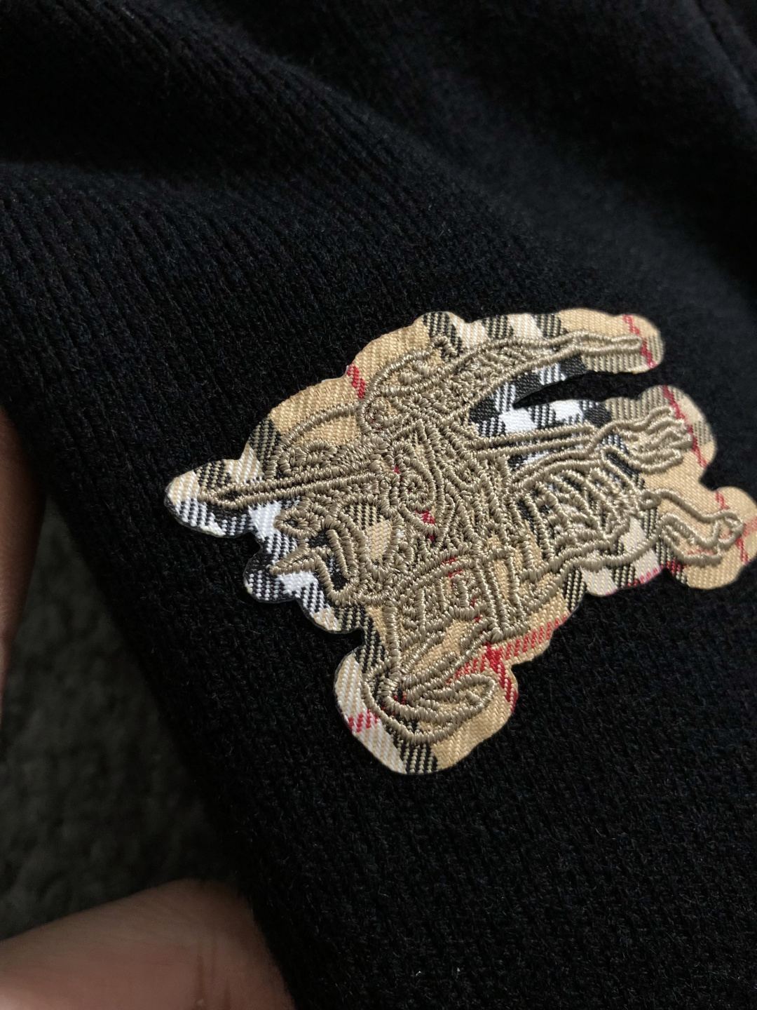 BBR**合身版型M-xxxl2025秋冬海鸥领羊毛衫，以格纹拼接工艺元素点缀为主调，巧妙融入后幅骑士贴