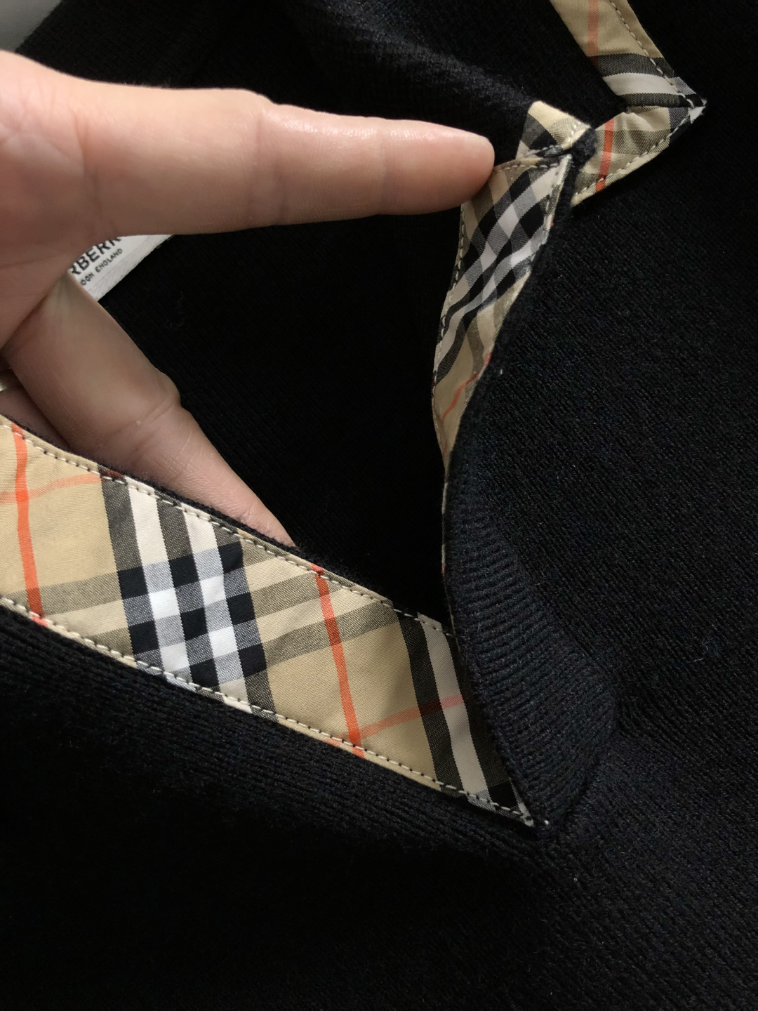 BBR**合身版型M-xxxl2025秋冬海鸥领羊毛衫，以格纹拼接工艺元素点缀为主调，巧妙融入后幅骑士贴