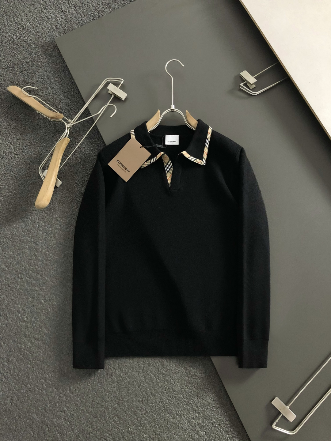 BBR**合身版型M-xxxl2025秋冬海鸥领羊毛衫，以格纹拼接工艺元素点缀为主调，巧妙融入后幅骑士贴