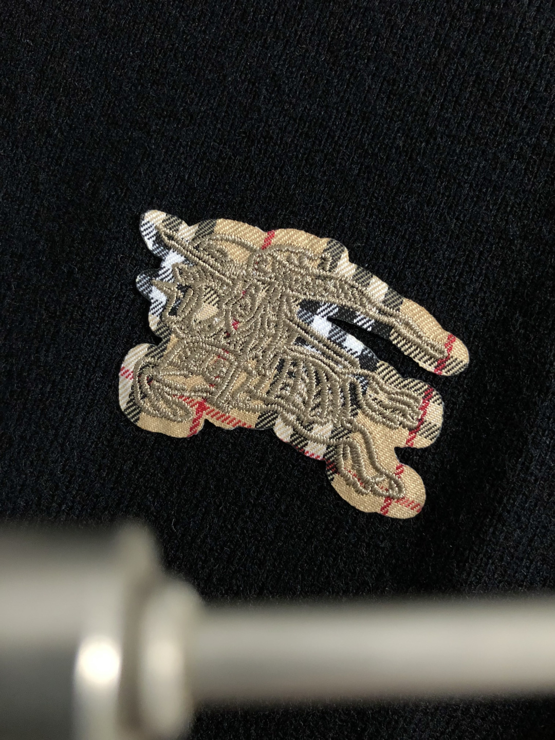 BBR**合身版型M-xxxl2025秋冬海鸥领羊毛衫，以格纹拼接工艺元素点缀为主调，巧妙融入后幅骑士贴