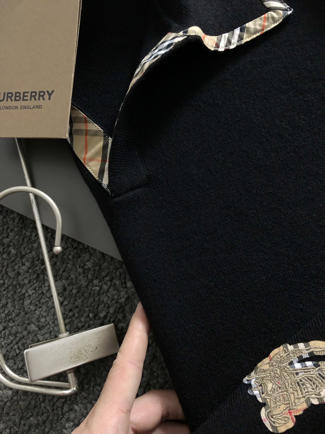 BBR**合身版型M-xxxl2025秋冬海鸥领羊毛衫，以格纹拼接工艺元素点缀为主调，巧妙融入后幅骑士贴