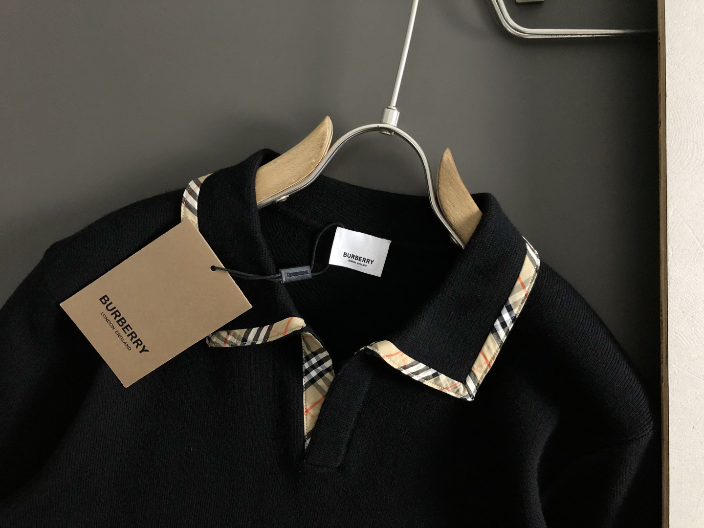 BBR**合身版型M-xxxl2025秋冬海鸥领羊毛衫，以格纹拼接工艺元素点缀为主调，巧妙融入后幅骑士贴