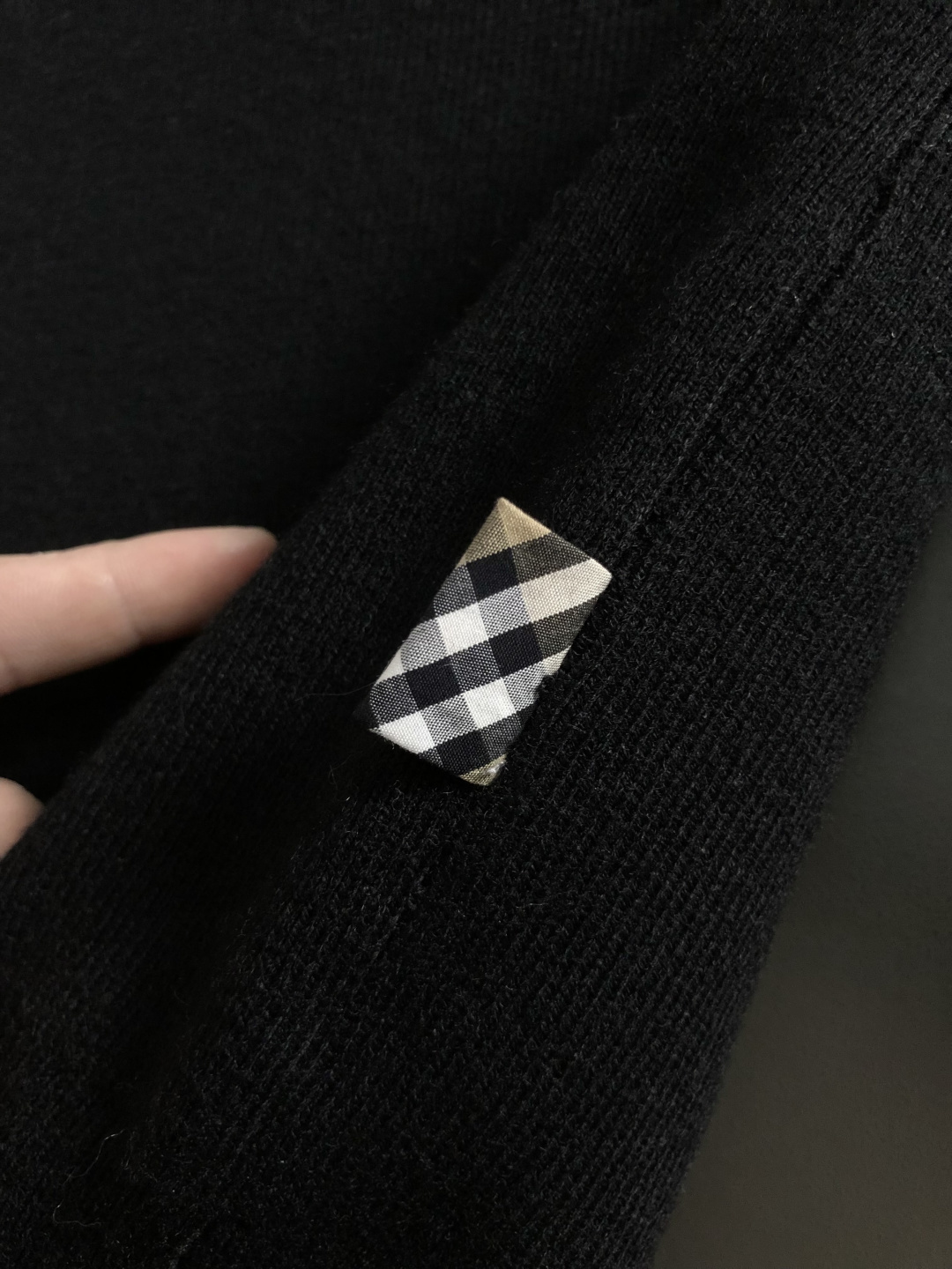 BBR**合身版型M-xxxl2025秋冬海鸥领羊毛衫，以格纹拼接工艺元素点缀为主调，巧妙融入后幅骑士贴