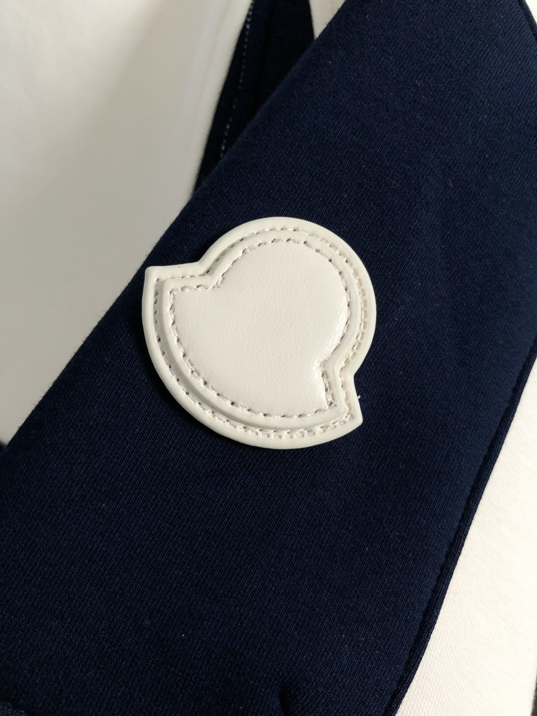 Mon*合身版型M-XXXl2025秋冬潮牌云柔系列连帽卫衣，以红黑撞色融合皮牌点缀为主调，巧妙融入多拼