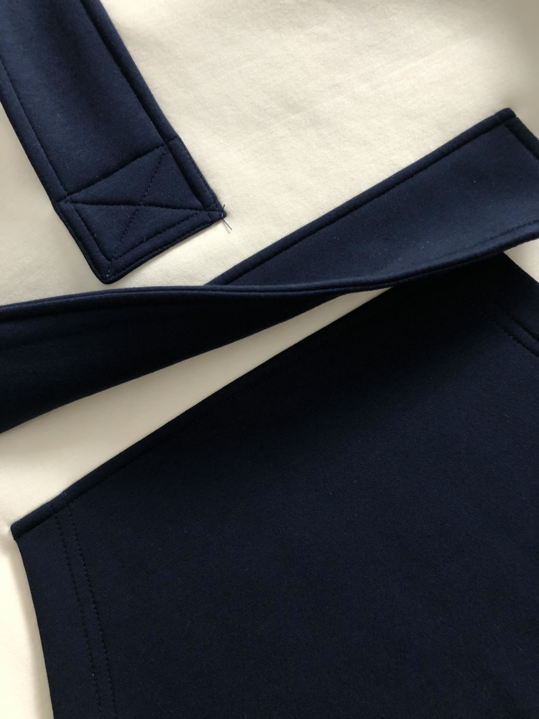 Mon*合身版型M-XXXl2025秋冬潮牌云柔系列连帽卫衣，以红黑撞色融合皮牌点缀为主调，巧妙融入多拼