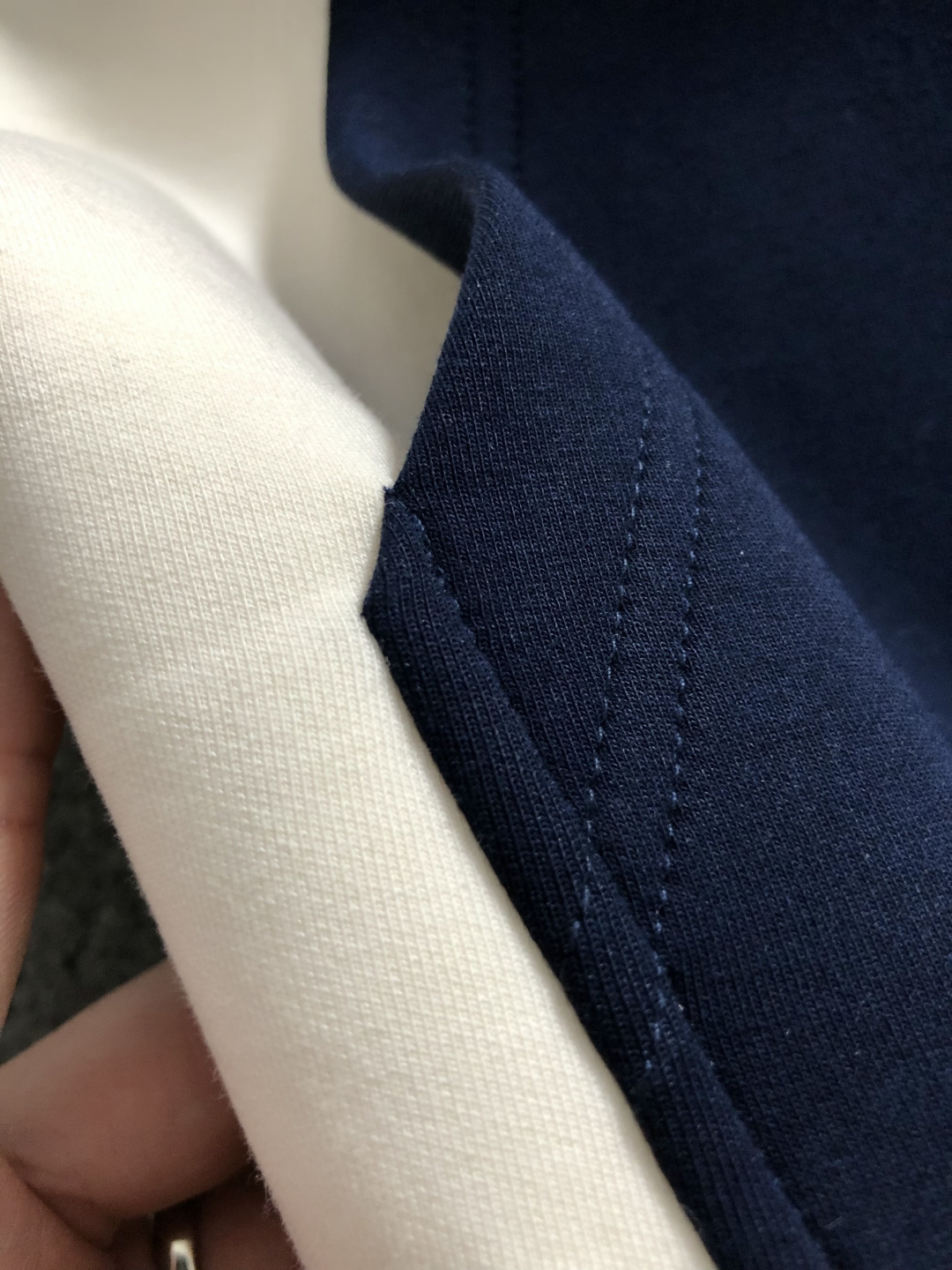 Mon*合身版型M-XXXl2025秋冬潮牌云柔系列连帽卫衣，以红黑撞色融合皮牌点缀为主调，巧妙融入多拼