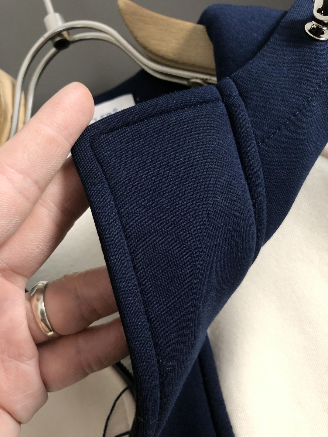 Mon*合身版型M-XXXl2025秋冬潮牌云柔系列连帽卫衣，以红黑撞色融合皮牌点缀为主调，巧妙融入多拼