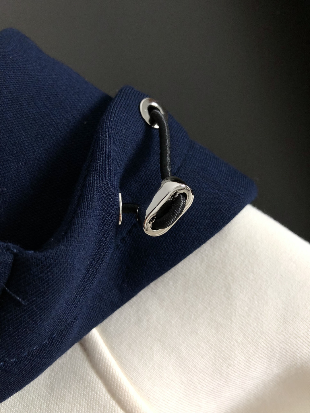 Mon*合身版型M-XXXl2025秋冬潮牌云柔系列连帽卫衣，以红黑撞色融合皮牌点缀为主调，巧妙融入多拼