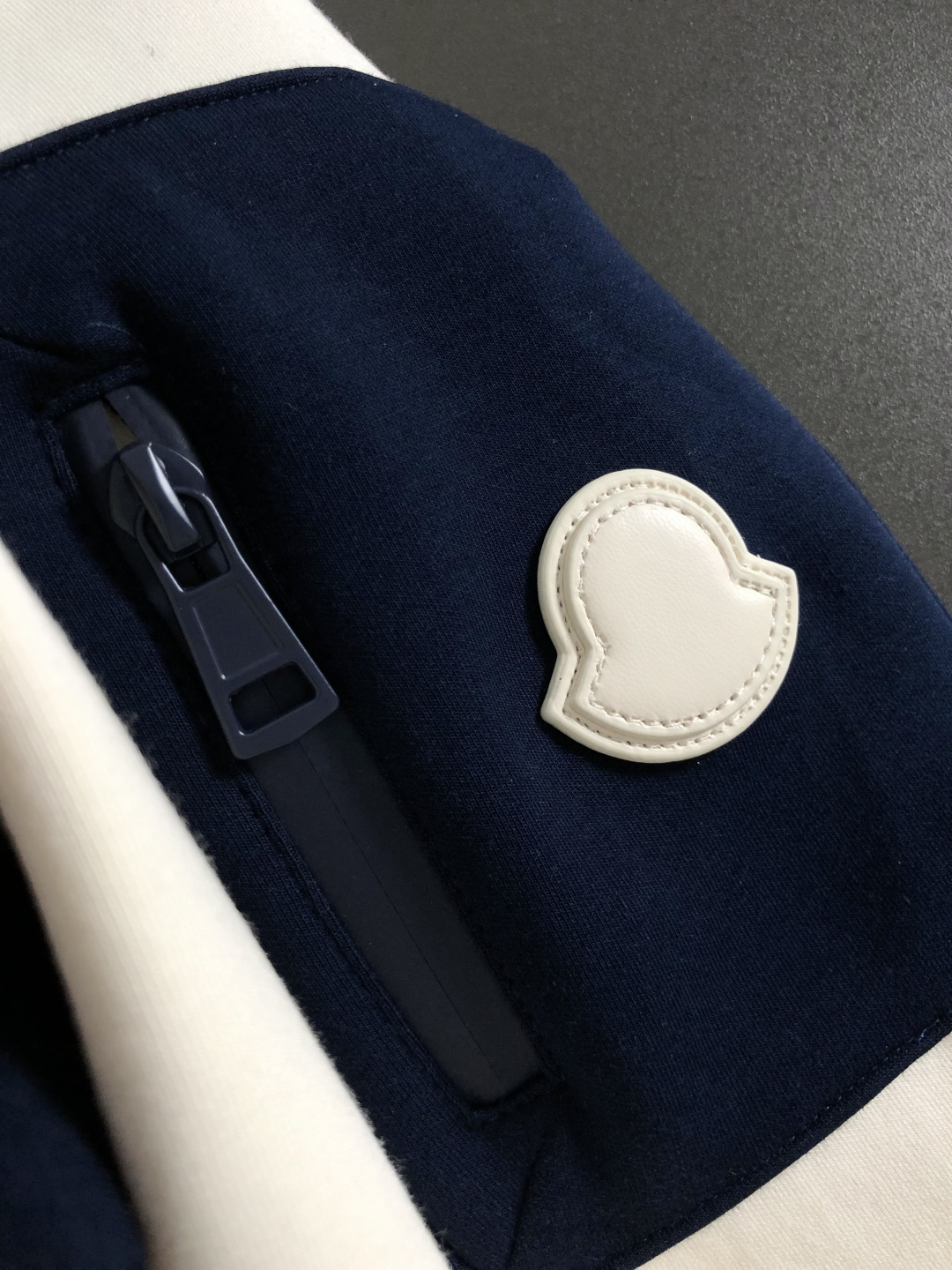 Mon*合身版型M-XXXl2025秋冬潮牌云柔系列连帽卫衣，以红黑撞色融合皮牌点缀为主调，巧妙融入多拼