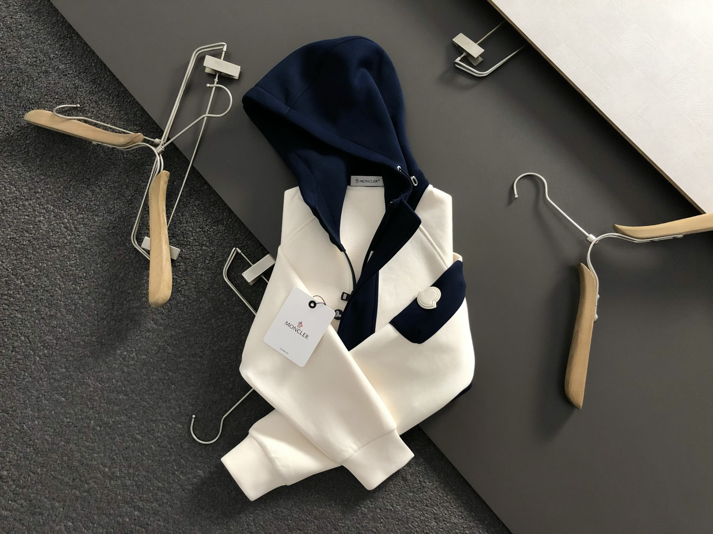 Mon*合身版型M-XXXl2025秋冬潮牌云柔系列连帽卫衣，以红黑撞色融合皮牌点缀为主调，巧妙融入多拼