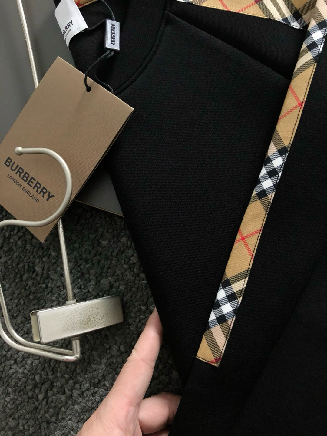 BBR*合身版型M-XXXL2025秋冬云柔系列针织袖格纹融合骑士刺绣内里拉绒时尚百搭圆领卫衣长袖，精致