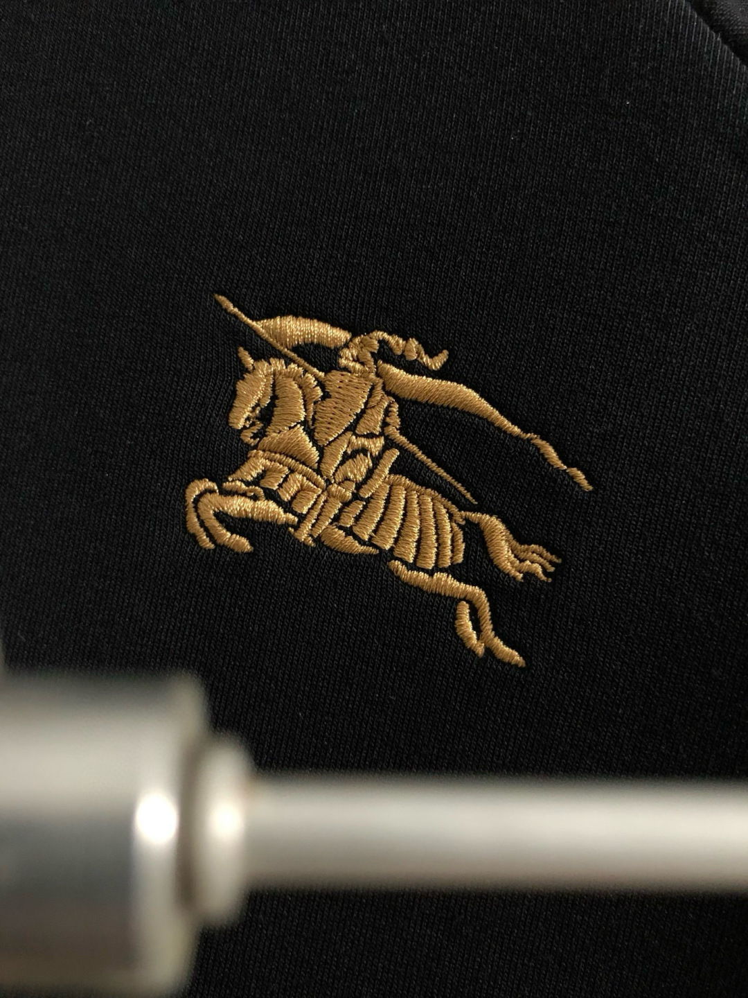 BBR*合身版型M-XXXL2025秋冬云柔系列针织袖格纹融合骑士刺绣内里拉绒时尚百搭圆领卫衣长袖，精致