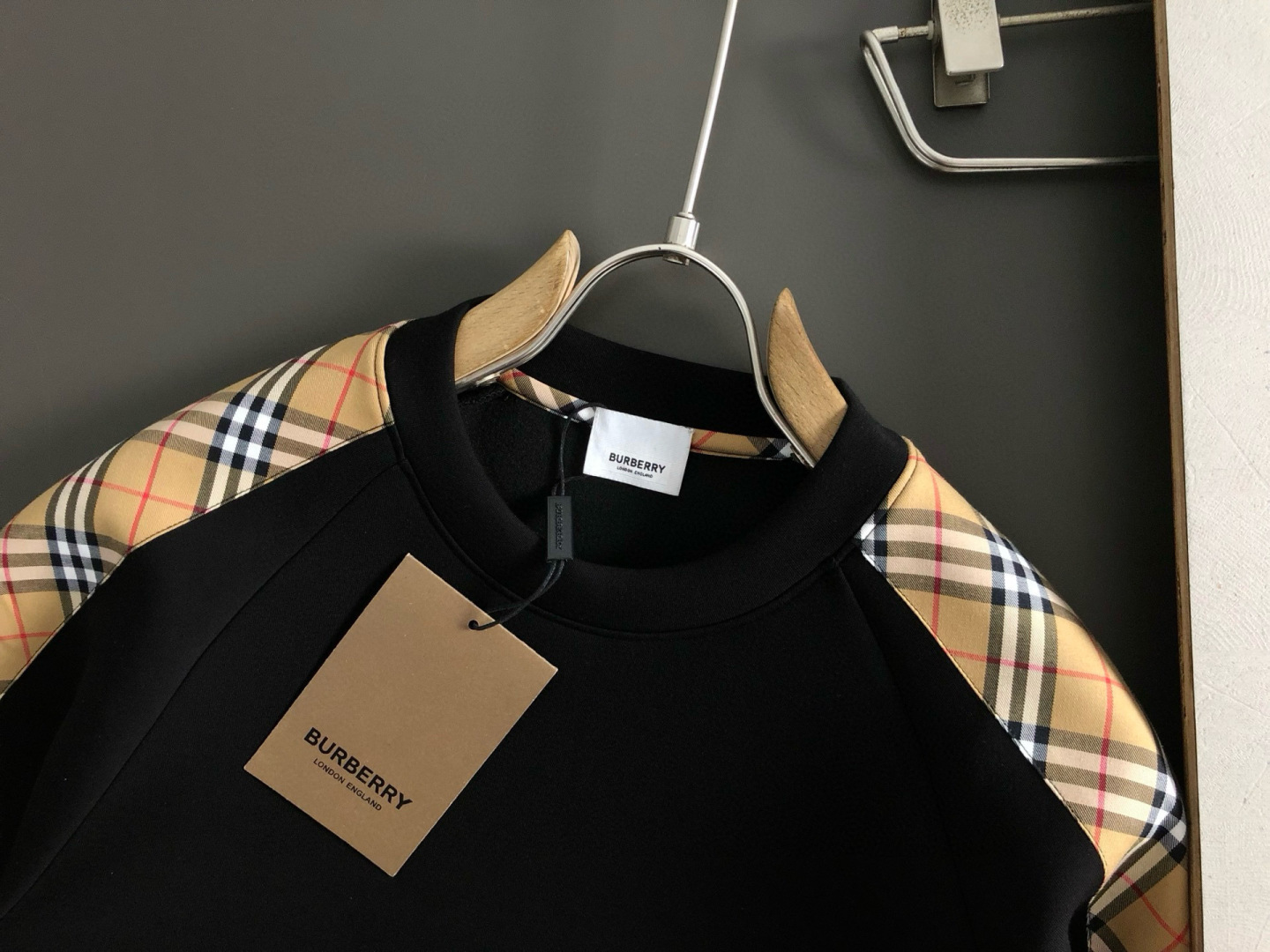 BBR*合身版型M-XXXL2025秋冬云柔系列针织袖格纹融合骑士刺绣内里拉绒时尚百搭圆领卫衣长袖，精致