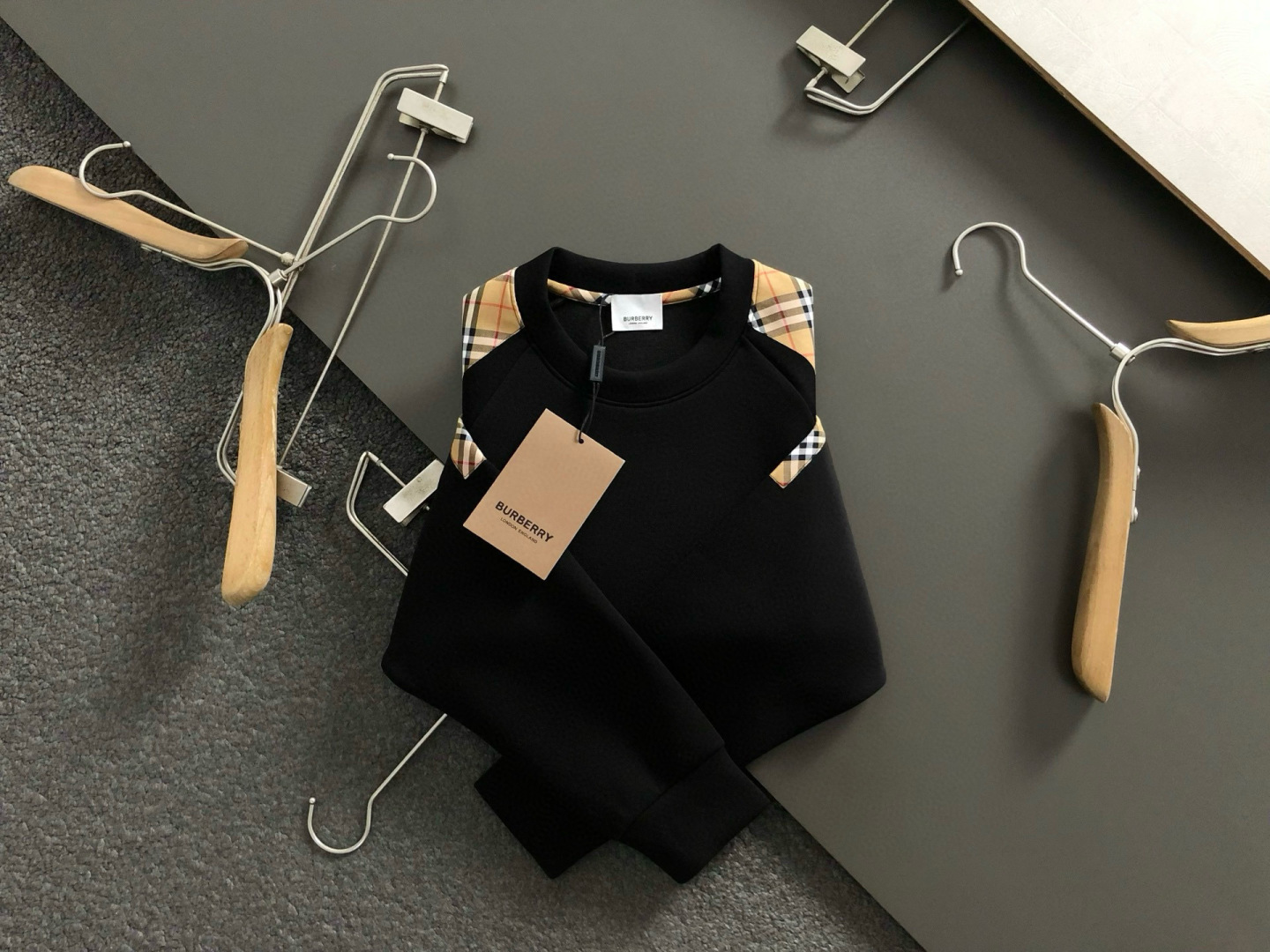 BBR*合身版型M-XXXL2025秋冬云柔系列针织袖格纹融合骑士刺绣内里拉绒时尚百搭圆领卫衣长袖，精致