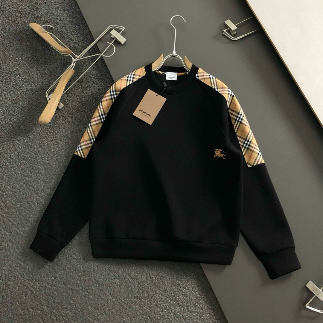 BBR*合身版型M-XXXL2025秋冬云柔系列针织袖格纹融合骑士刺绣内里拉绒时尚百搭圆领卫衣长袖，精致