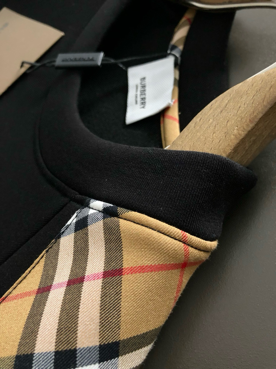 BBR*合身版型M-XXXL2025秋冬云柔系列针织袖格纹融合骑士刺绣内里拉绒时尚百搭圆领卫衣长袖，精致