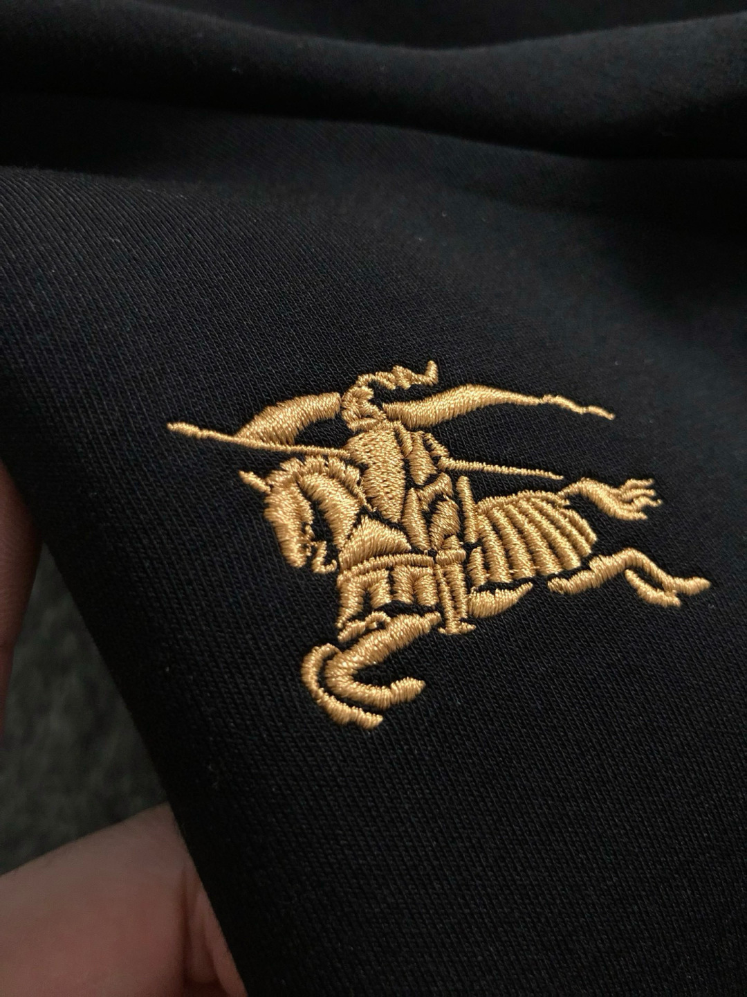 BBR*合身版型M-XXXL2025秋冬云柔系列针织袖格纹融合骑士刺绣内里拉绒时尚百搭圆领卫衣长袖，精致