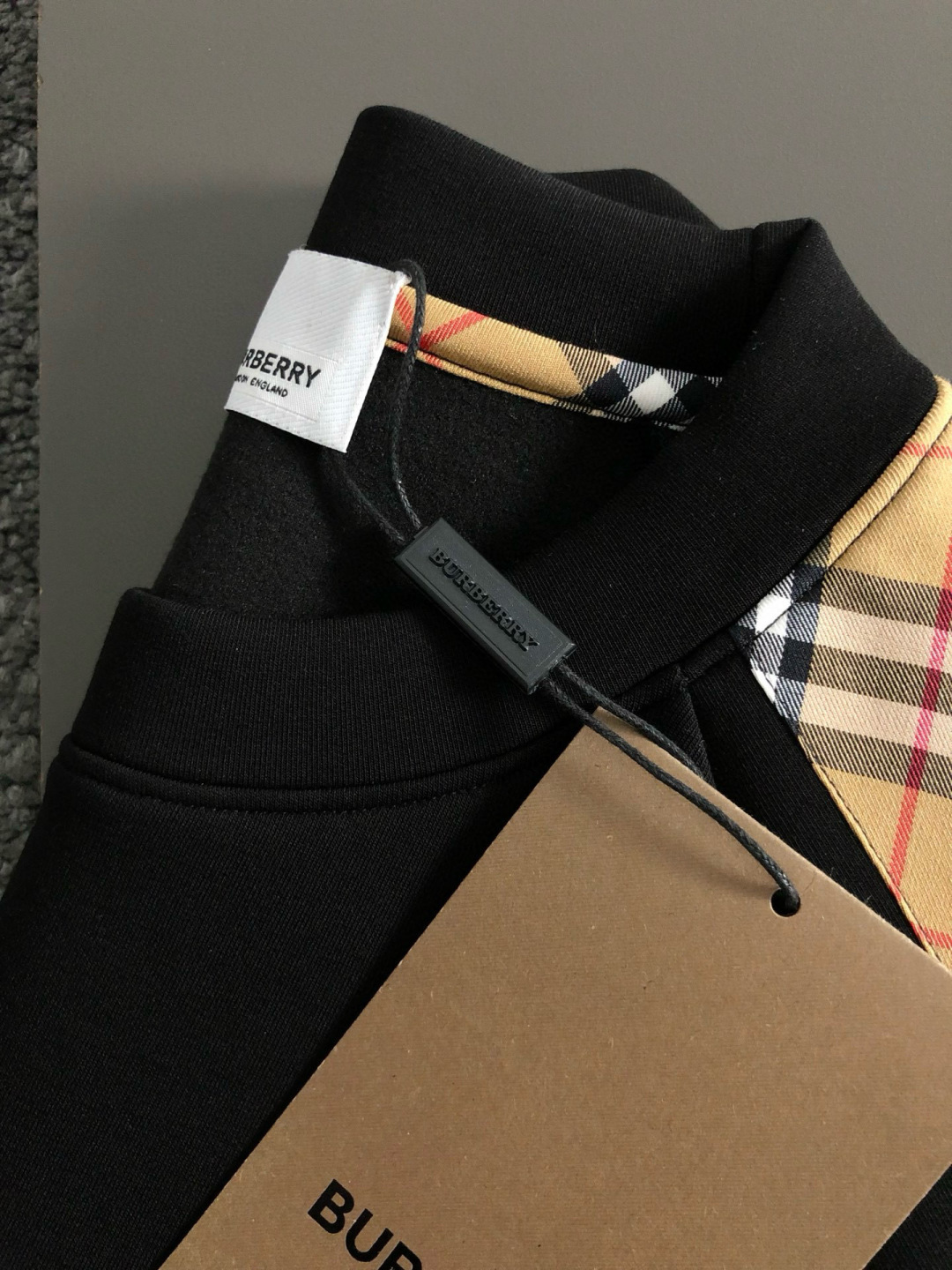 BBR*合身版型M-XXXL2025秋冬云柔系列针织袖格纹融合骑士刺绣内里拉绒时尚百搭圆领卫衣长袖，精致