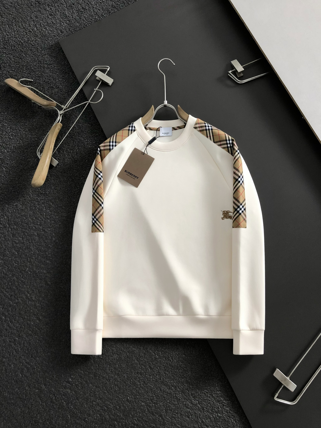 BBR*合身版型M-XXXL2025秋冬云柔系列针织袖格纹融合骑士刺绣内里拉绒时尚百搭圆领卫衣长袖，精致