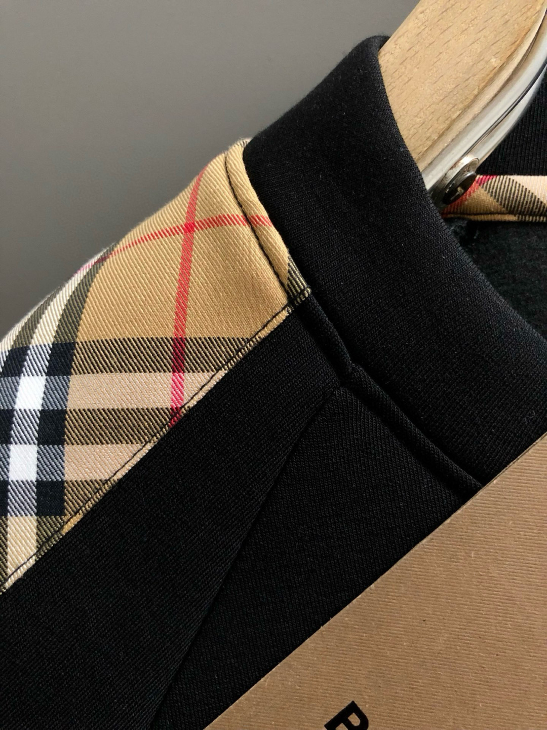 BBR*合身版型M-XXXL2025秋冬云柔系列针织袖格纹融合骑士刺绣内里拉绒时尚百搭圆领卫衣长袖，精致