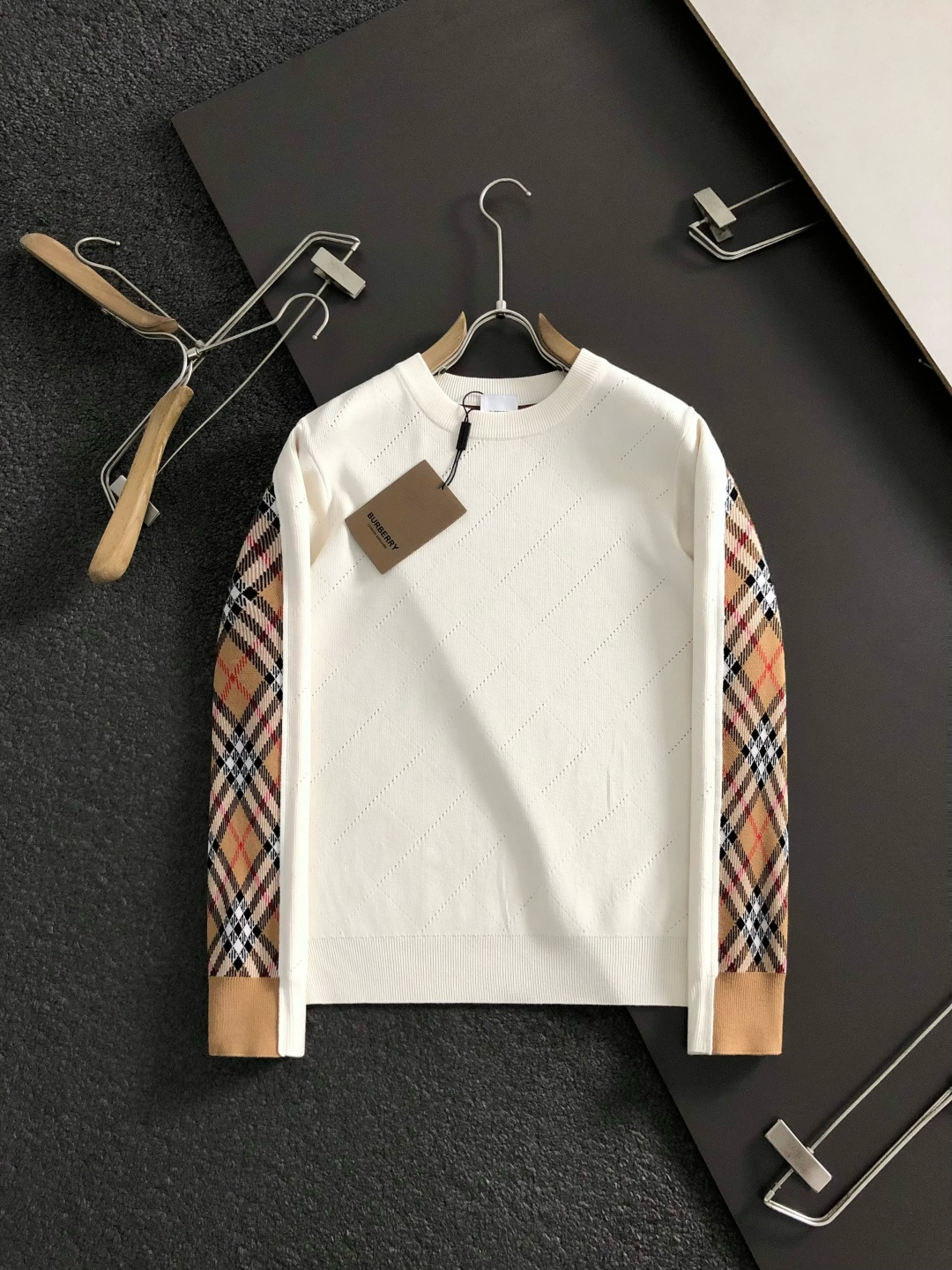 BBR**微宽版型M-xxxl2025秋冬格纹羊毛衫，以撞色格纹拼接工艺元素点缀为主调，巧妙镂空菱形格元