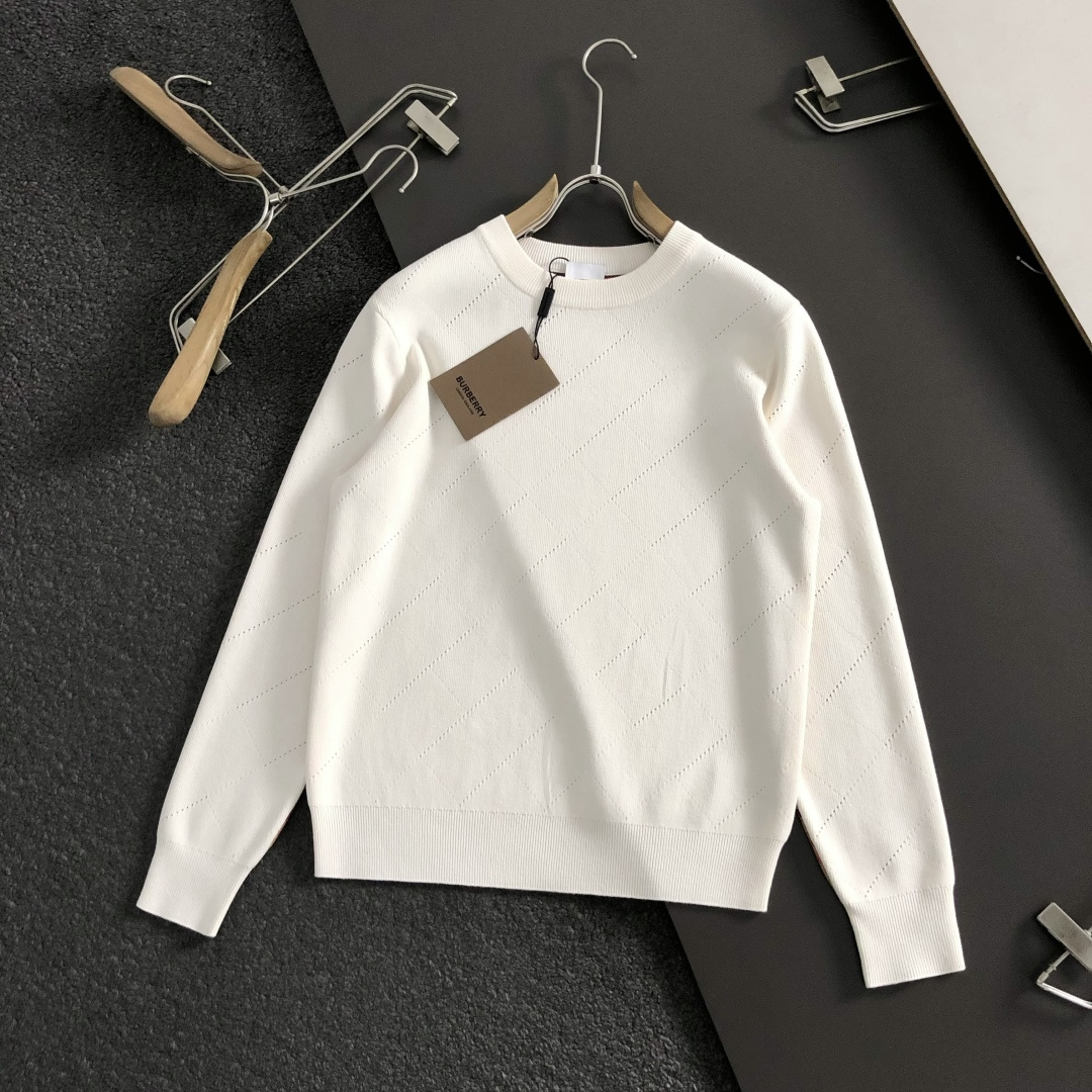 BBR**微宽版型M-xxxl2025秋冬格纹羊毛衫，以撞色格纹拼接工艺元素点缀为主调，巧妙镂空菱形格元