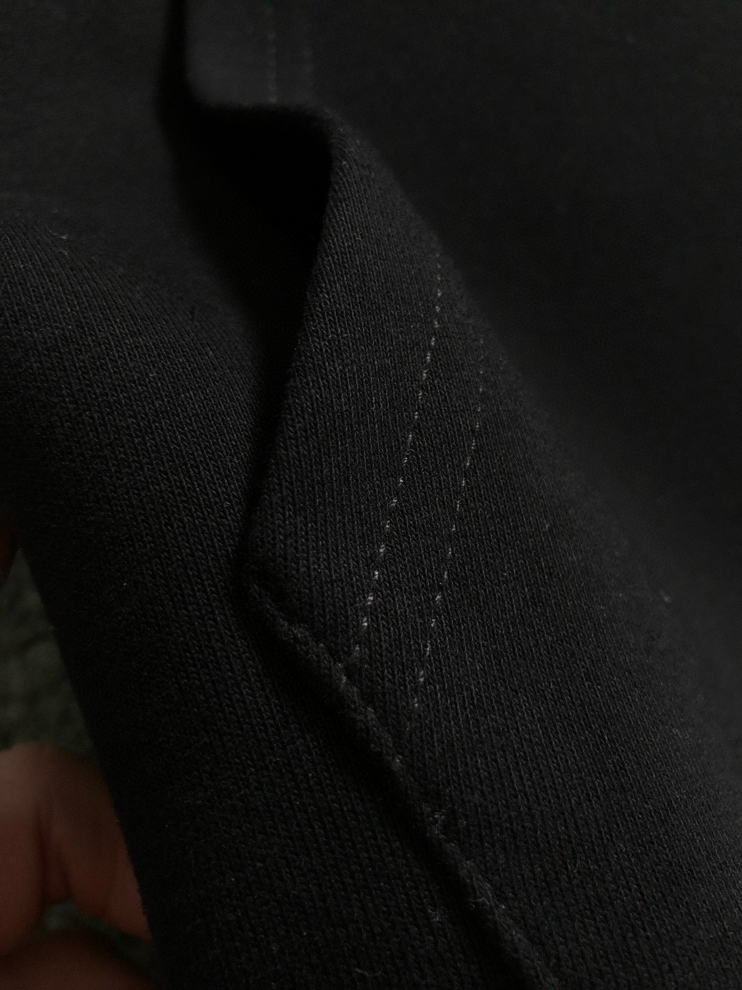 low*合身版型M-XXXl2025秋冬潮牌卫衣，以黑咖撞色贴标印花字母为主调，巧妙融入抽绳元素，打破传