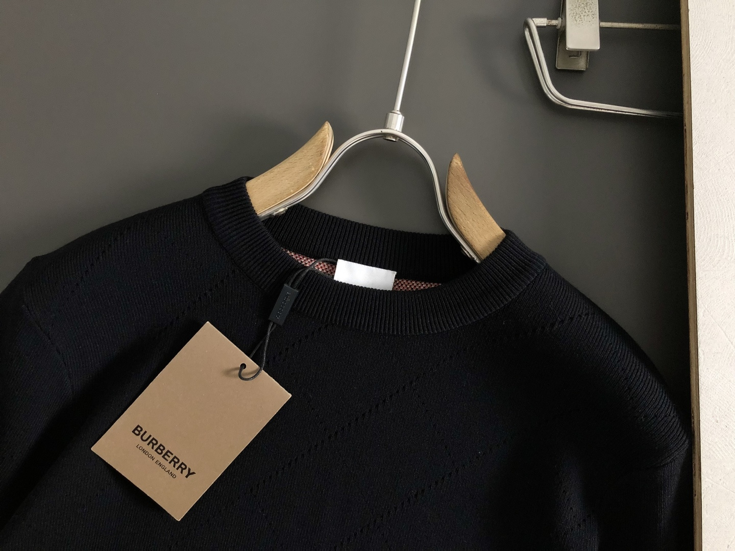 BBR**微宽版型M-xxxl2025秋冬格纹羊毛衫，以撞色格纹拼接工艺元素点缀为主调，巧妙镂空菱形格元