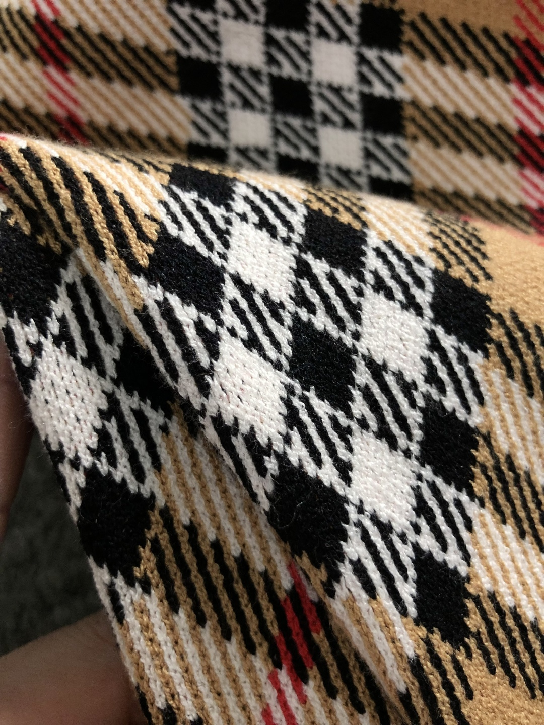 BBR**微宽版型M-xxxl2025秋冬格纹羊毛衫，以撞色格纹拼接工艺元素点缀为主调，巧妙镂空菱形格元