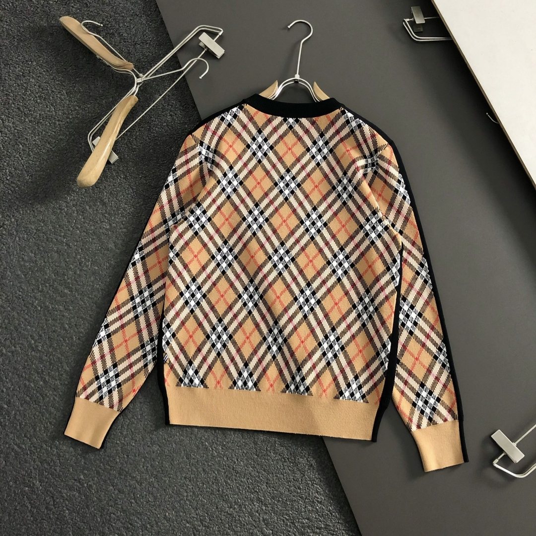 BBR**微宽版型M-xxxl2025秋冬格纹羊毛衫，以撞色格纹拼接工艺元素点缀为主调，巧妙镂空菱形格元