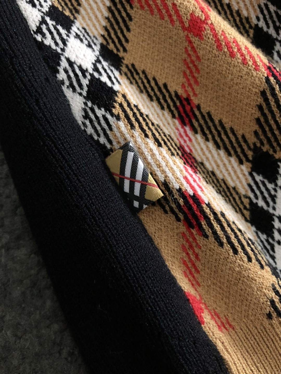 BBR**微宽版型M-xxxl2025秋冬格纹羊毛衫，以撞色格纹拼接工艺元素点缀为主调，巧妙镂空菱形格元