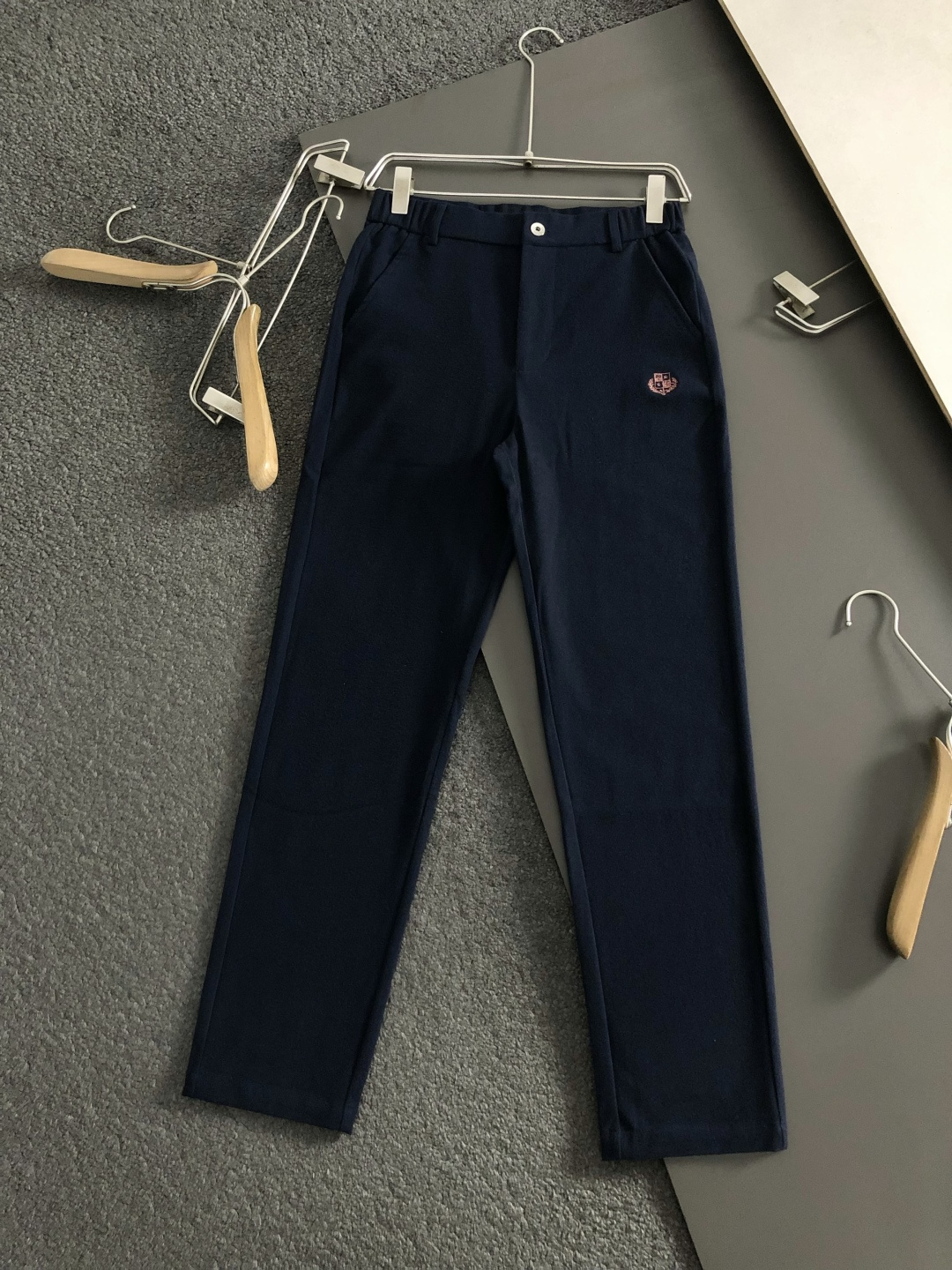 lP🆕*套装版型M-XXXl2025秋冬老钱马甲套装，以纯色百搭刺绣logo点缀为主调，巧妙融入拉链元素