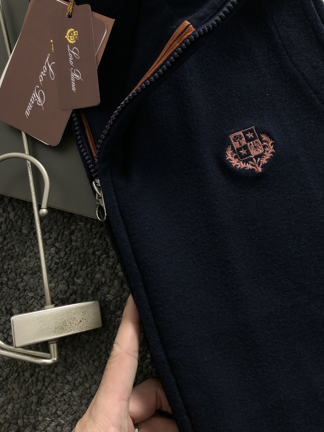 lP🆕*套装版型M-XXXl2025秋冬老钱马甲套装，以纯色百搭刺绣logo点缀为主调，巧妙融入拉链元素