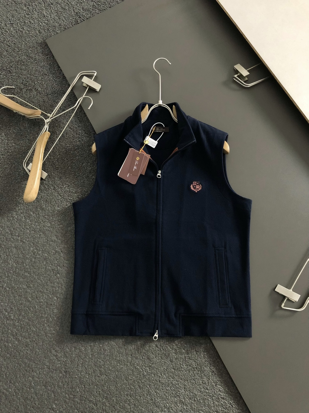 lP🆕*套装版型M-XXXl2025秋冬老钱马甲套装，以纯色百搭刺绣logo点缀为主调，巧妙融入拉链元素