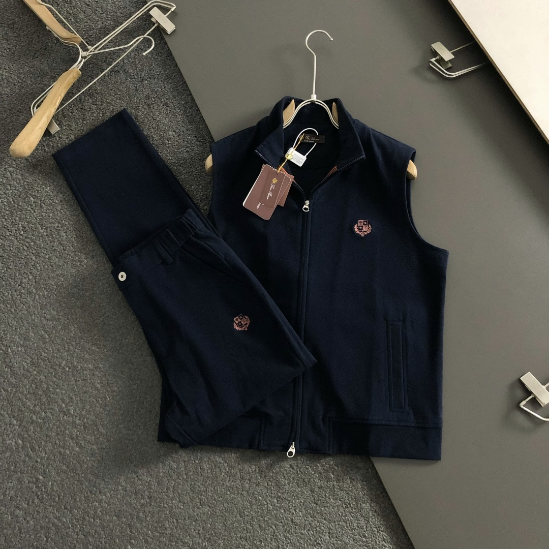 NO:596847,Lp* suit version M-XXXl  The 2025 autumn and winter old money vest suit is mainly decorated with solid colors and versatile embroidery logos, and cleverly incorporates zipper elements to break the monotony of traditional suits and highlight individuality and uninhibitedness. The three-dimensional tailoring fits the body shape, and the design is neat and stylish, easily elongating the leg lines, creating a casual and free casual style.  The high-quality fabric is stiff and wear-resistant, breathable and comfortable, and is suitable for daily outings or light outdoor scenes. The detailed webbing embellishments add a fashionable texture. Whether it is a casual look with T-shirts and jeans, or a mixed style with layers, it can be easily managed. It is an indispensable fashion item in the autumn and winter transition seasons.  Available now for sale M-XXXL,,loro piana,jeans,tees,t-shirt,alexander wang19860909Lp*套装版型M-XXXl 2025秋冬老钱马甲套装,以纯色百搭刺绣logo点缀为主调,巧妙融入拉链元素,打破传统套装的单调感,彰显个性与不羁.立体剪裁贴合身形,设计利落有型,轻松拉长腿部线条,打造随性洒脱的休闲风格.优质面料挺括耐磨,兼具透气性与舒适感,适合日常出街或轻户外场景.细节织带点缀,增添时尚质感,无论是搭配T恤牛仔裤的休闲look,还是叠的混搭风,都能轻松驾驭,是秋冬过渡季不可或缺的时尚单品. 现货发售发售M-XXXL,,loro piana,jeans,tees，t-shirt,alexander wang,Men's clothing