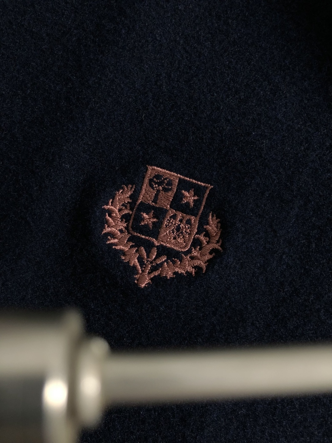 lP🆕*套装版型M-XXXl2025秋冬老钱马甲套装，以纯色百搭刺绣logo点缀为主调，巧妙融入拉链元素