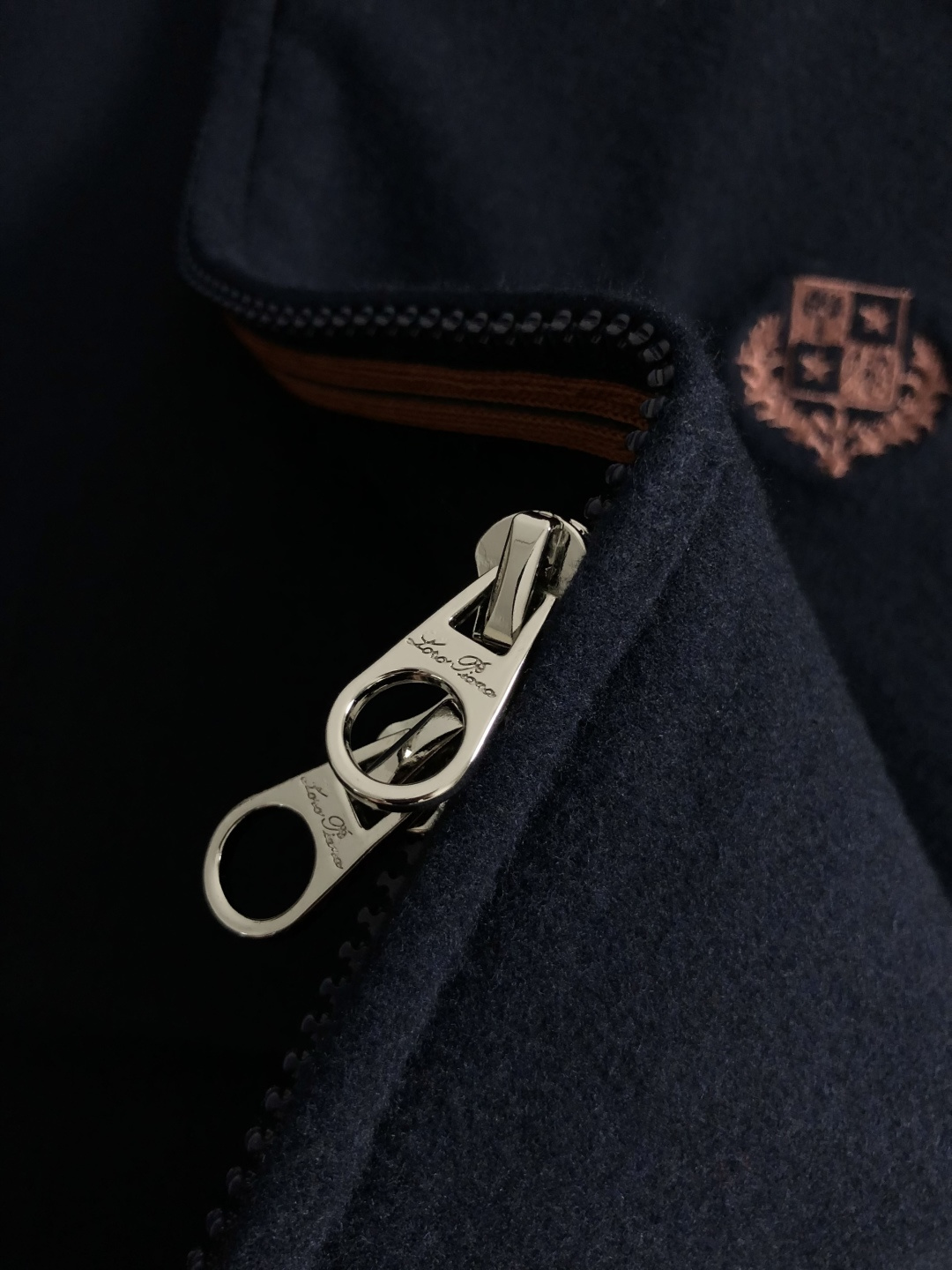 lP🆕*套装版型M-XXXl2025秋冬老钱马甲套装，以纯色百搭刺绣logo点缀为主调，巧妙融入拉链元素