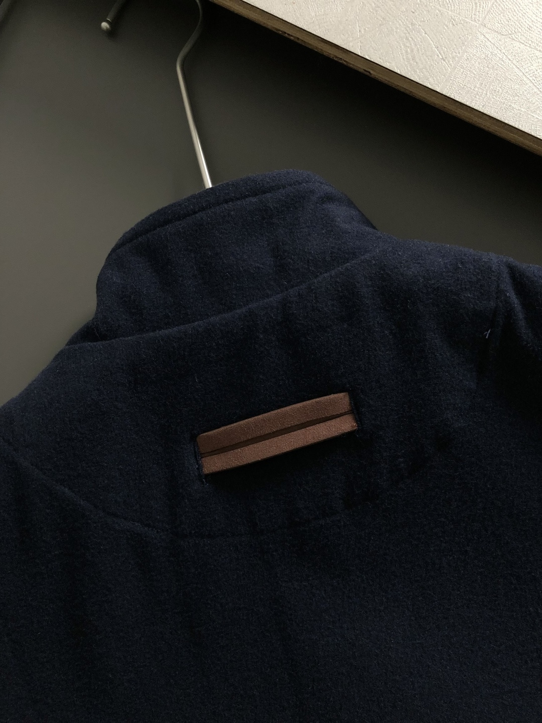 lP🆕*套装版型M-XXXl2025秋冬老钱马甲套装，以纯色百搭刺绣logo点缀为主调，巧妙融入拉链元素