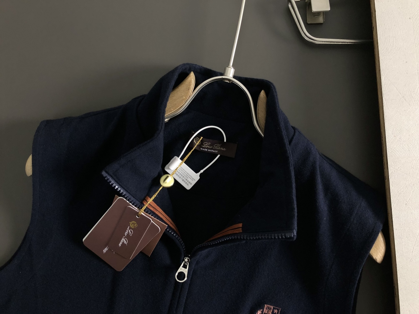 lP🆕*套装版型M-XXXl2025秋冬老钱马甲套装，以纯色百搭刺绣logo点缀为主调，巧妙融入拉链元素