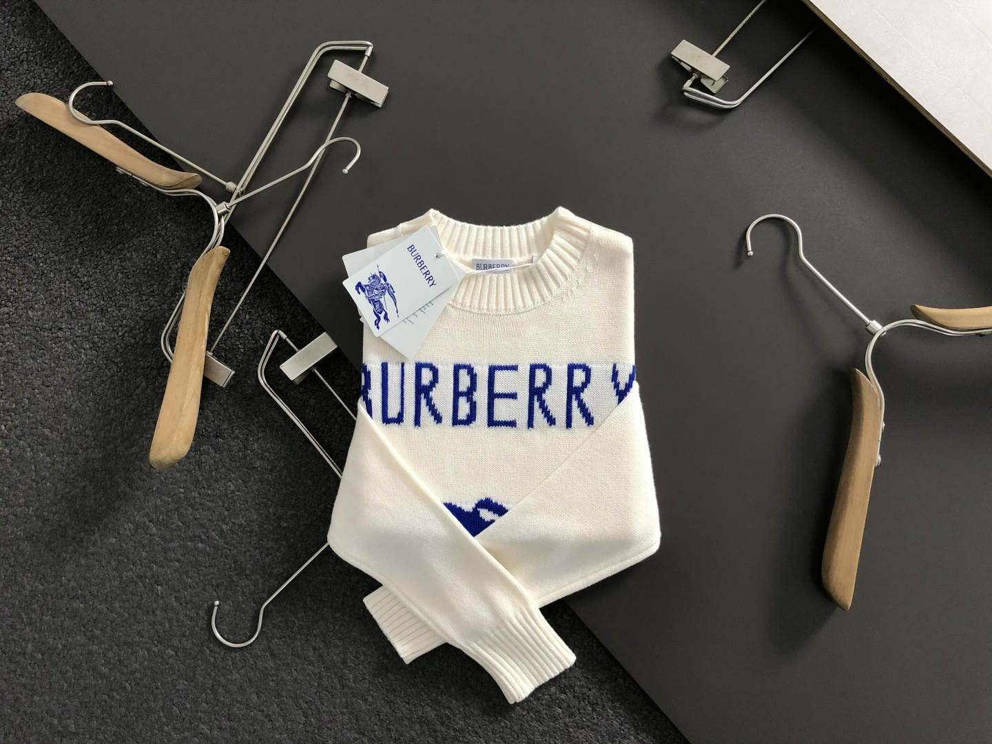 NO:596848,BBR*fitted fit s-Xl  The 2025 autumn and winter round-neck wool sweater is mainly decorated with knight letter jacquard and incorporates letter jacquard elements to break the monotony of traditional wool and highlight individuality and uninhibitedness. The three-dimensional tailoring fits the body shape and the design is neat and stylish. It can easily lengthen the leg lines and create a casual and free casual style. High-quality fabrics  Comfortable and warm, with both thermal insulation and comfort, it is suitable for daily outings or light outdoor scenes. The triangular jacquard embellishment on the back adds a fashionable texture. Whether it is a casual look with a T-shirt and jeans, or a layered mix and match style, it can be easily controlled. It is an indispensable fashion item in the autumn and winter transition seasons.  Spot color black white, jeans, tees, t-shirt, alexander wang19860909BBR*合身版型s-Xl 2025秋冬圆领羊毛衫,以骑士字母提花点缀为主调,融入字母提花元素,打破传统羊毛的单调感,彰显个性与不羁.立体剪裁贴合身形,设计利落有型,轻松拉长腿部线条,打造随性洒脱的休闲风格.优质面料舒适保暖,兼具保温性与舒适感,适合日常出街或轻户外场景.细节后背三角提花点缀,增添时尚质感,无论是搭配T恤牛仔裤的休闲look,还是叠的混搭风,都能轻松驾驭,是秋冬过渡季不可或缺的时尚单品. 现货颜色 黑色 白色,,jeans,tees，t-shirt,alexander wang,Men's clothing