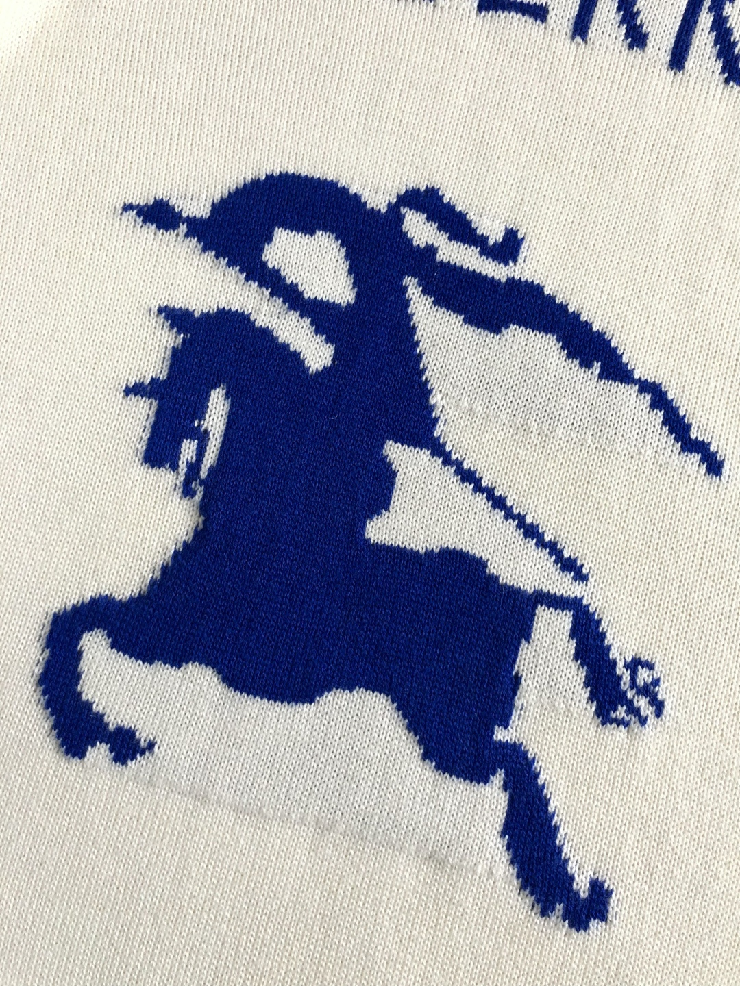 BBR*合身版型s-Xl2025秋冬圆领羊毛衫，以骑士字母提花点缀为主调，融入字母提花元素，打破传统羊毛