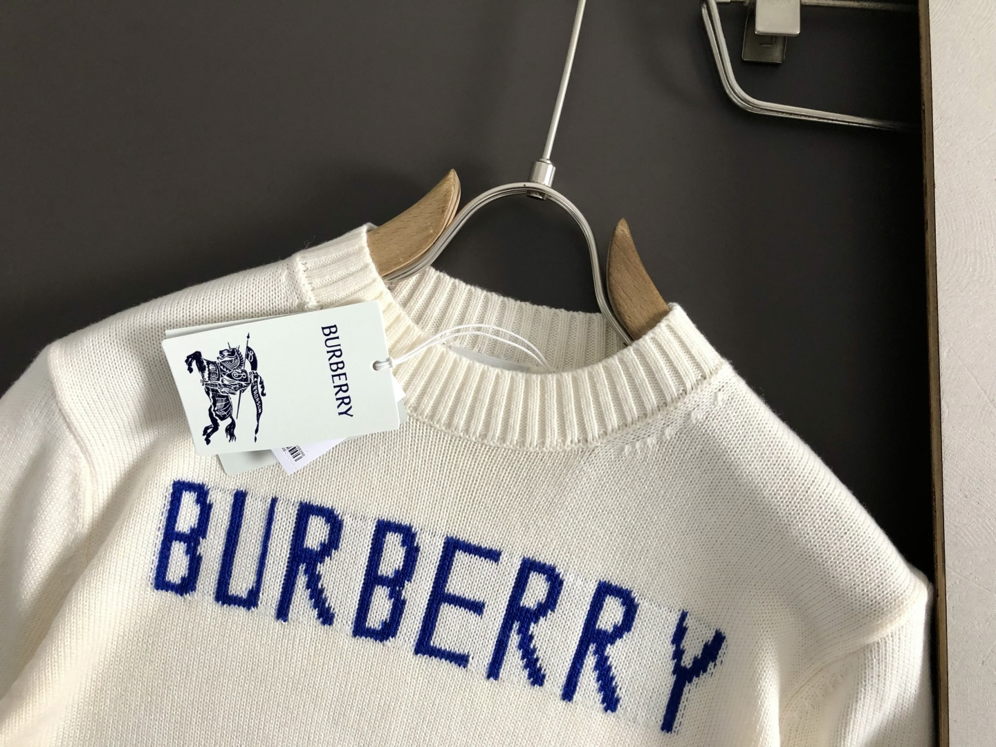 BBR*合身版型s-Xl2025秋冬圆领羊毛衫，以骑士字母提花点缀为主调，融入字母提花元素，打破传统羊毛