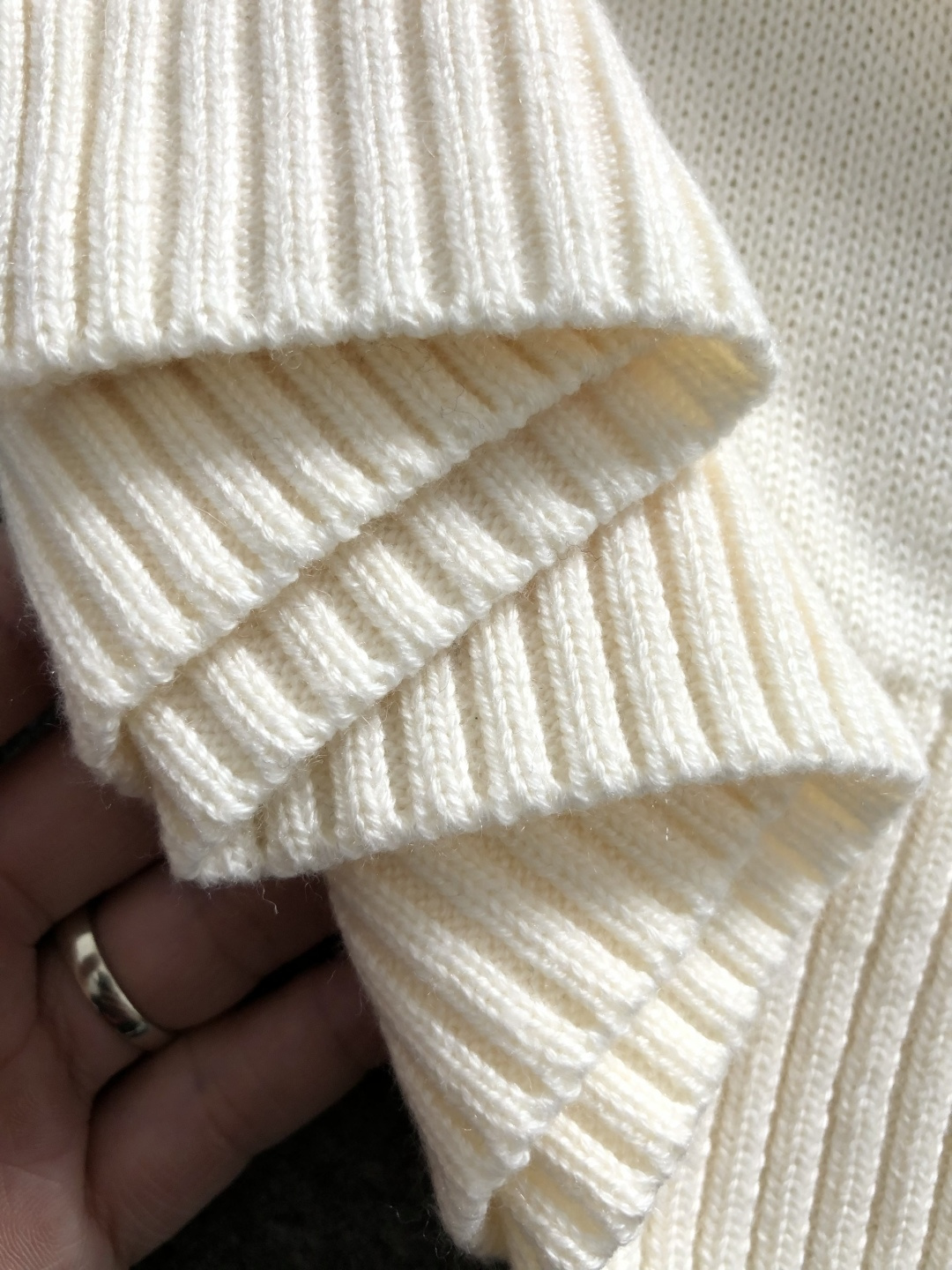 BBR*合身版型s-Xl2025秋冬圆领羊毛衫，以骑士字母提花点缀为主调，融入字母提花元素，打破传统羊毛