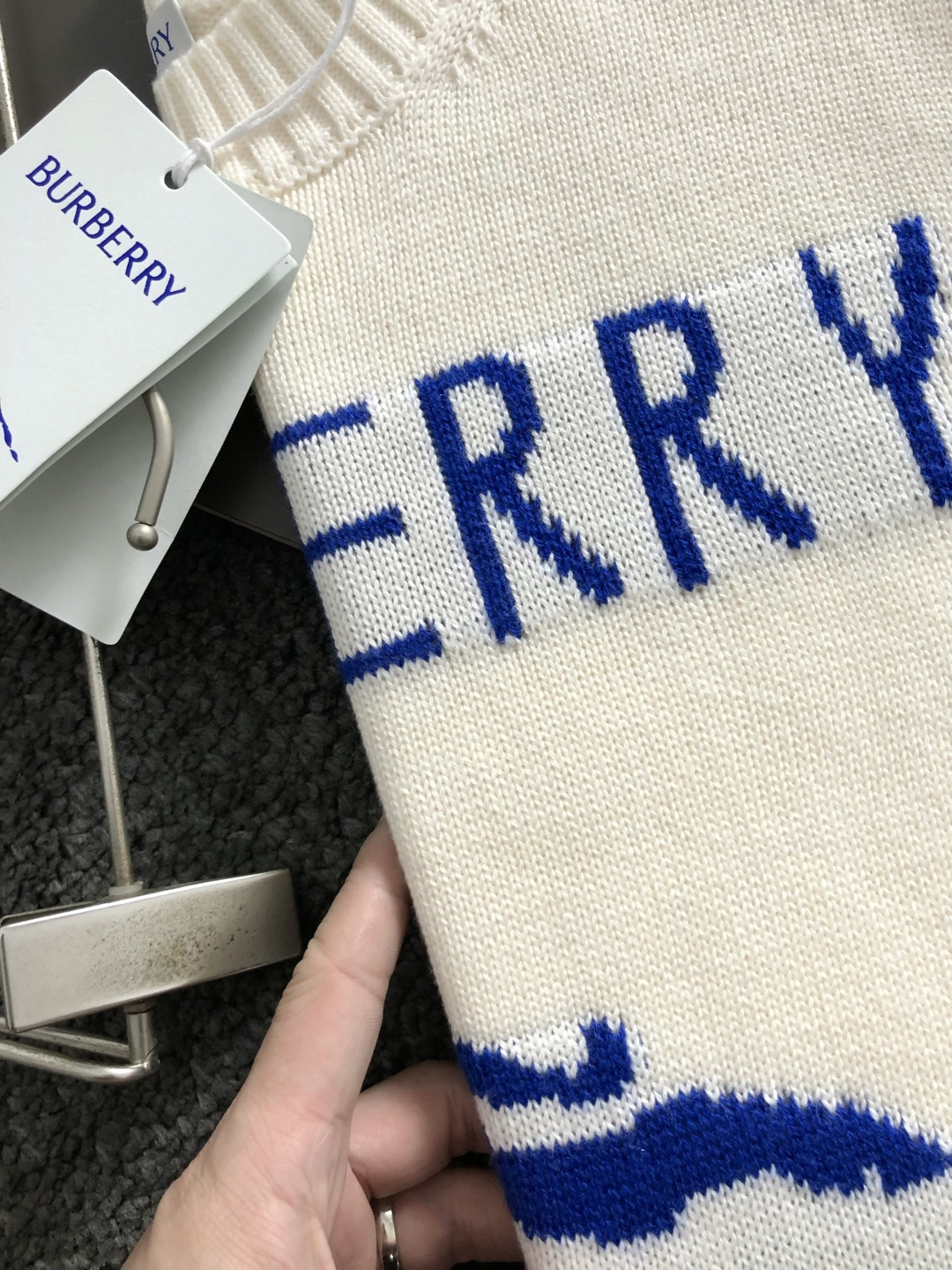 BBR*合身版型s-Xl2025秋冬圆领羊毛衫，以骑士字母提花点缀为主调，融入字母提花元素，打破传统羊毛